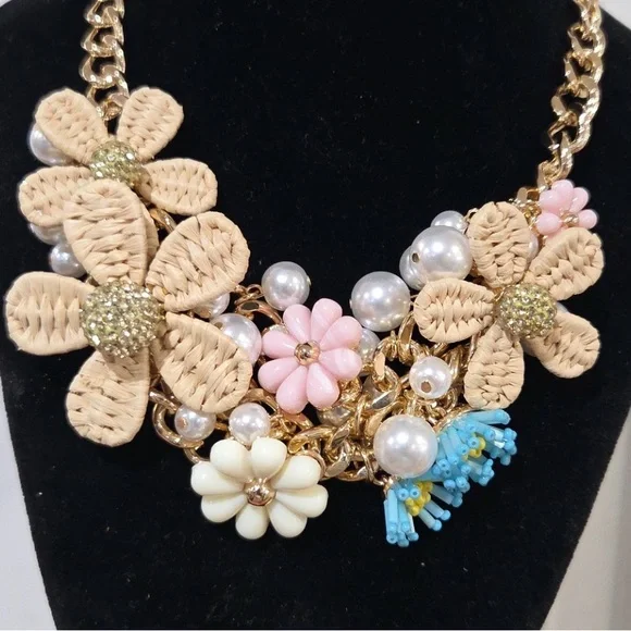 New BETSEY JOHNSON Gold Plated Flower Bib Necklace - Picture 7 of 9